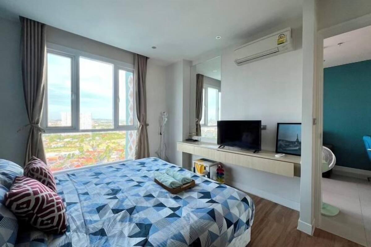 In-room safe, desk, laptop workspace, blackout curtains