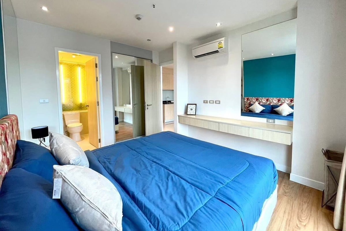 Caja de seguridad en la habitación y escritorio