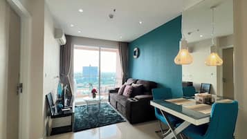 Deluxe Condo, 1 Queen Bed with Sofa bed, Non Smoking, Pool View | Living area