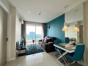 Deluxe Condo, 1 Queen Bed with Sofa bed, Non Smoking, Pool View | Living area