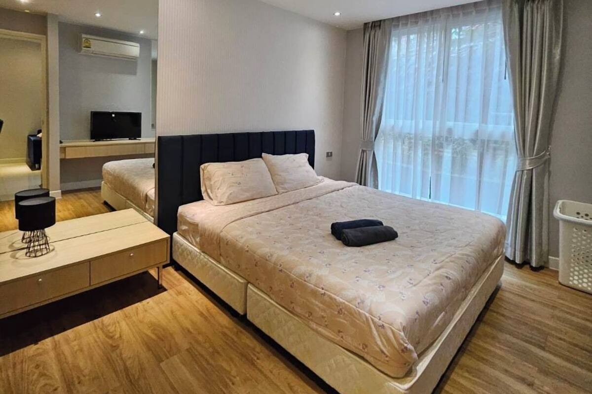 Family Apartment | In-room safe, desk, laptop workspace, blackout drapes