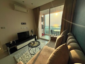 Deluxe Condo, Sea View | Living area