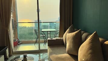 Deluxe Condo, Sea View | Living area