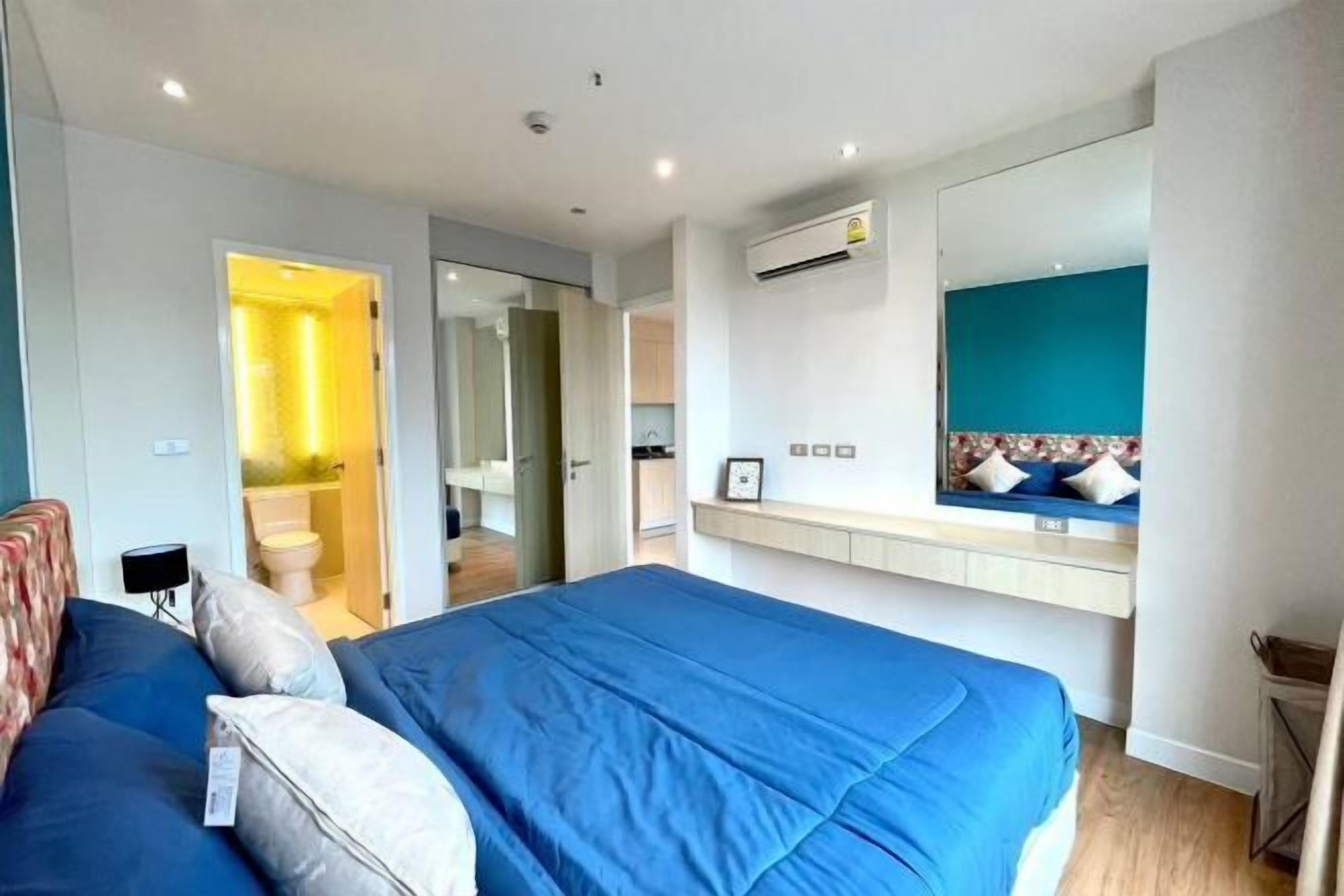 Brankas, meja kerja, ruang kerja ramah laptop, dan tirai kedap cahaya