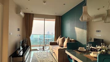 Deluxe-lejlighed - havudsigt | Pengeskab på værelset, skrivebord, arbejdsområde til bærbare computere