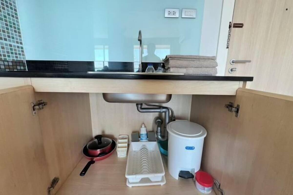 Bathroom | Shower, rainfall showerhead, free toiletries, hair dryer