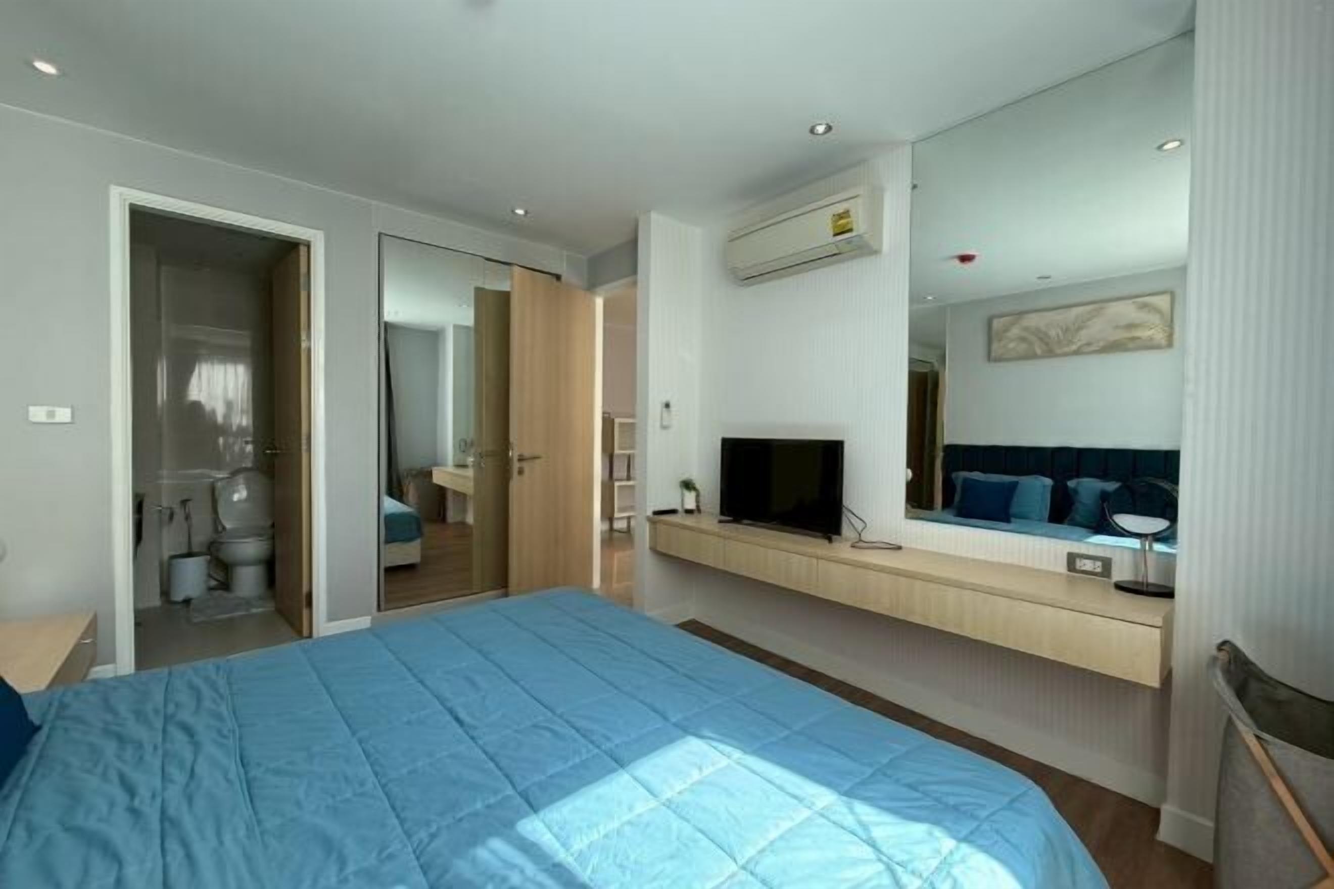 Cofres nos quartos, escrivaninha, espaço de trabalho para notebook