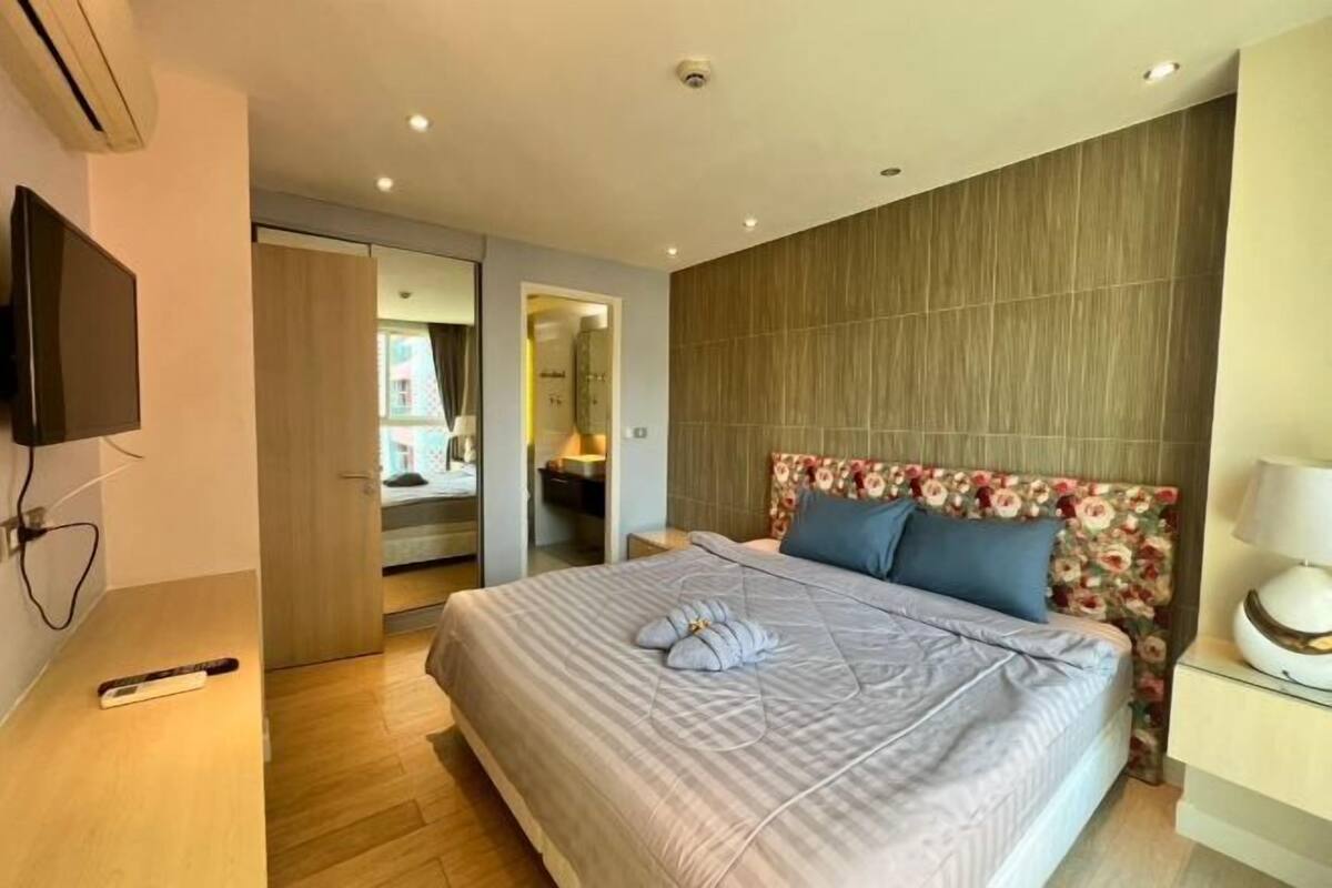 In-room safe, desk, laptop workspace, blackout curtains