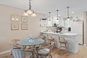 Dining - STEPS to Beach! 2B/2B, Sleeps 9! Beach, POOL, Repeat! NEW! Grill! Wagon! (Panama City Beach)