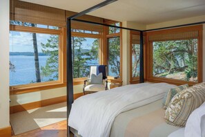 3 bedrooms, desk, iron/ironing board, travel cot