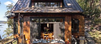 Hook's Nest-Magnificent Waterfront Luxe Home, Chef's Kitchen, Outdoor Fireplace, Close to Adventure