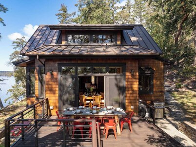 Hook's Nest-Magnificent Waterfront Luxe Home, Chef's Kitchen, Outdoor Fireplace, Close to Adventure