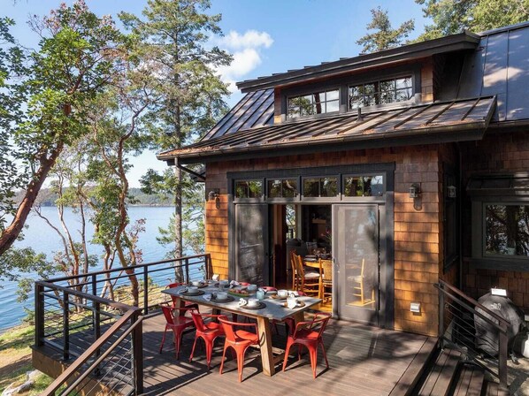 Outdoor dining - Hook's Nest-Magnificent Waterfront Luxe Home, Chef's Kitchen, Outdoor Fireplace, Close to Adventure (Eastsound)