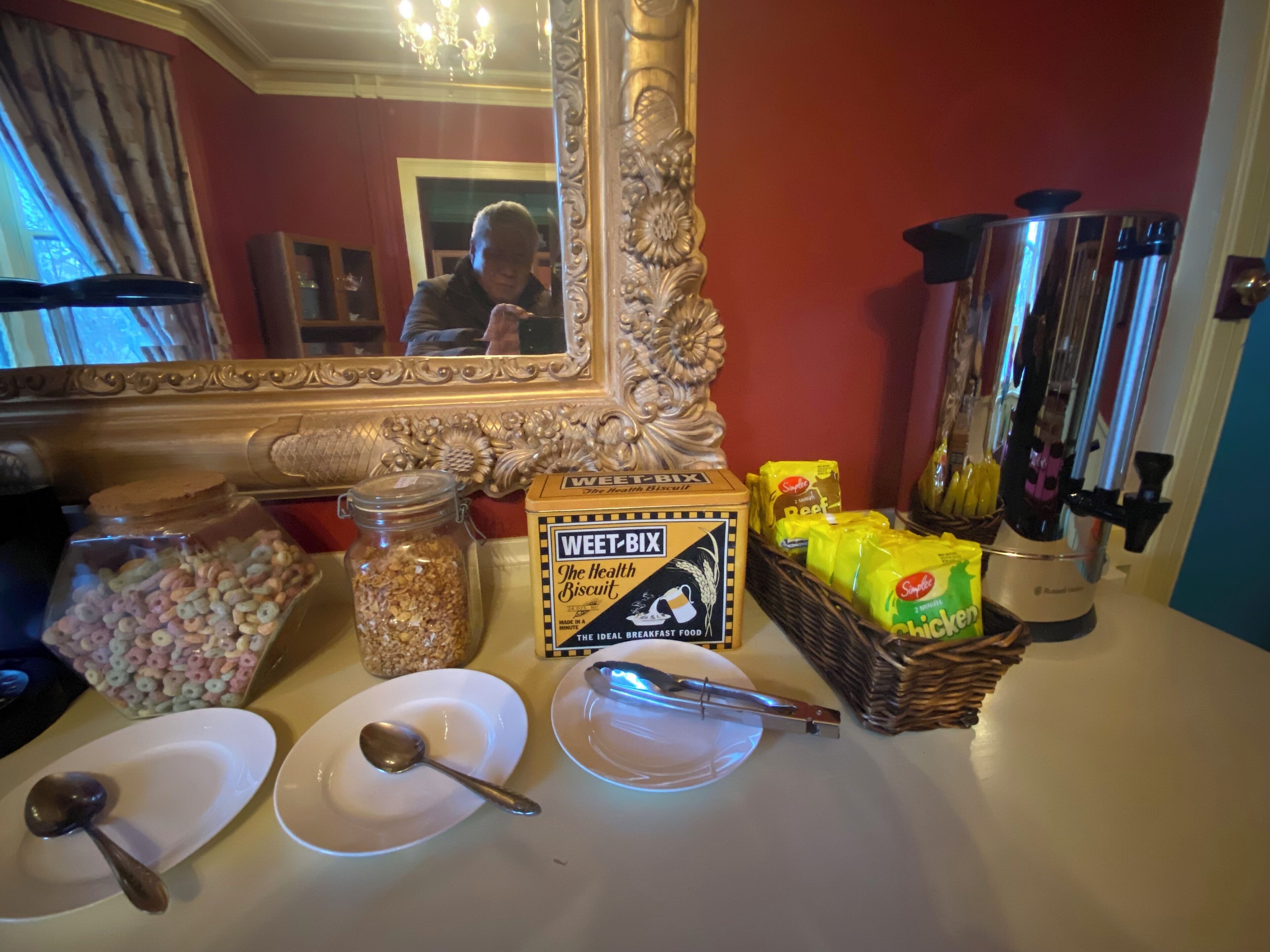 Un plateau de petit-déjeuner comprenant des céréales Weet-Bix, un bocal de flocons d’avoine et un panier de bananes.