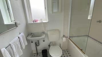 Deluxe Triple Room | Bathroom | Shower, free toiletries, hair dryer, towels