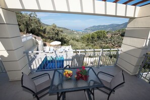 Outdoor dining - GALLIS AMAZING VILLA SKOPELOS- ΜΟΝΑΧΙΚΗ ΦΑΝΤΑΣΤΙΚΗ ΒΙΛΛΑ ΜΕ ΘΕΑ ΘΑΛΑΣΣΑ!!! (Skopelos)