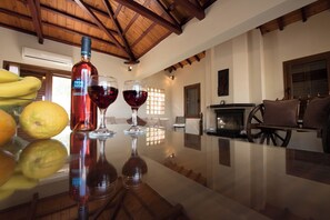 Bar (on property) - GALLIS AMAZING VILLA SKOPELOS- ΜΟΝΑΧΙΚΗ ΦΑΝΤΑΣΤΙΚΗ ΒΙΛΛΑ ΜΕ ΘΕΑ ΘΑΛΑΣΣΑ!!! (Skopelos)