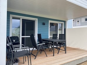 Outdoor dining - Krosse Krabbe - Accessible, Infrared Sauna, Fireplace, Terrace, EV Charging (Olpenitz)