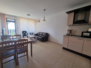 Apartamento, 1 habitación | Sala de estar | Una televisión