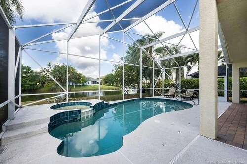Charming villa in wonderful Jensen Beach Florida with a private swimming pool. 