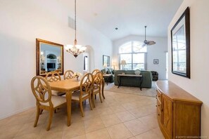 Dining - Charming villa in wonderful Jensen Beach Florida with a private swimming pool. (Jensen Beach)