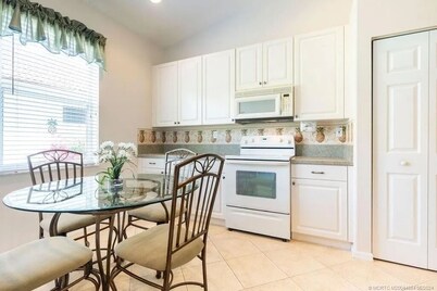 Charming villa in wonderful Jensen Beach Florida with a private swimming pool. 