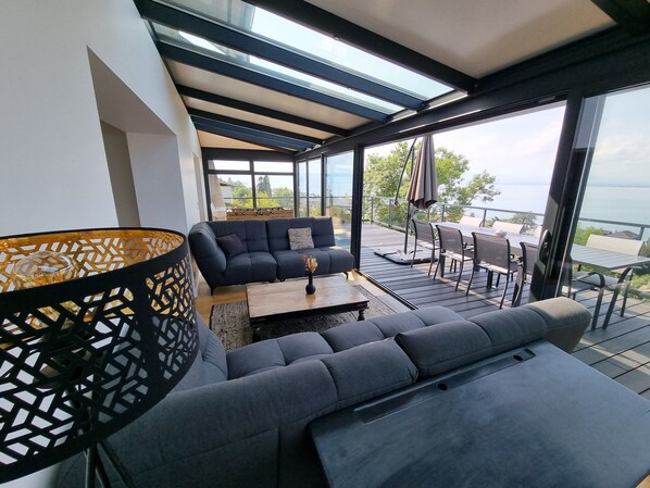 Fernseher, DVD-Player, Tischfußball