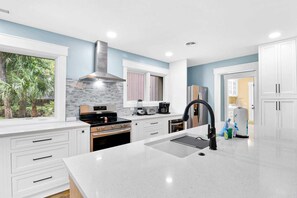 冷蔵庫、電子レンジ、オーブン、コンロ