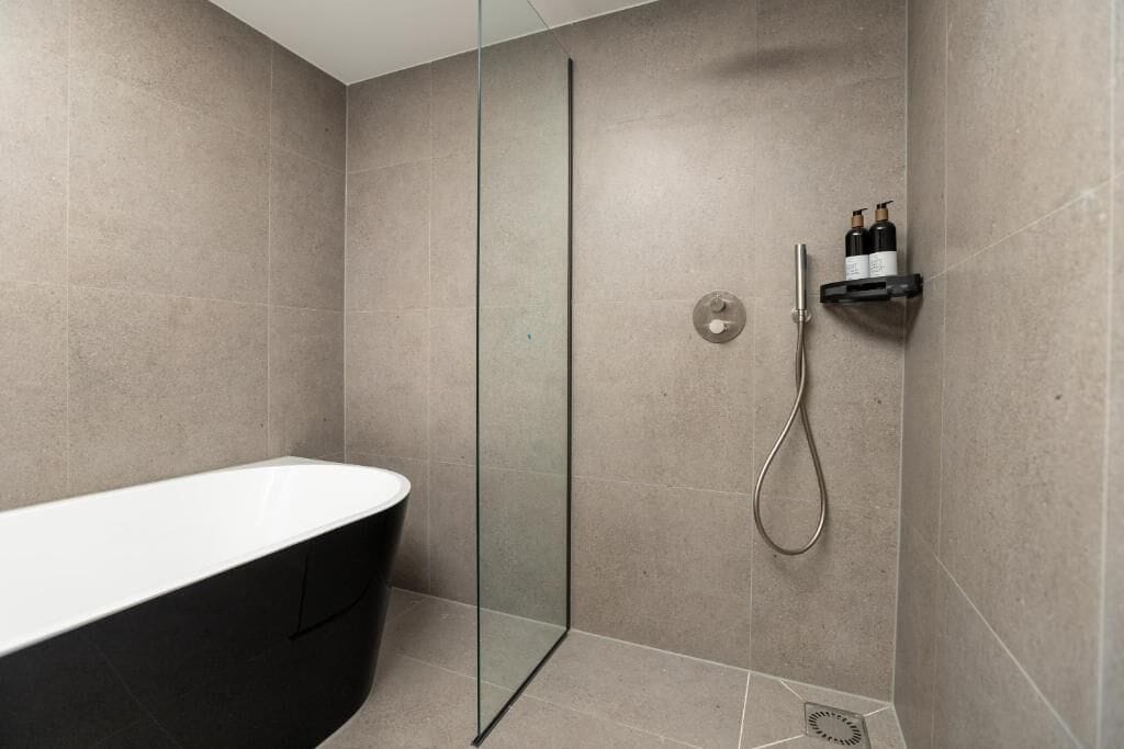 Executive tweepersoonskamer | Badkamer | Gratis toiletartikelen, een haardroger, handdoeken, zeep