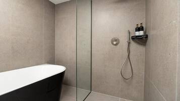 Executive tweepersoonskamer | Badkamer | Gratis toiletartikelen, een haardroger, handdoeken, zeep