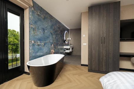 Junior Double Room | In-room safe, desk, laptop workspace, blackout drapes