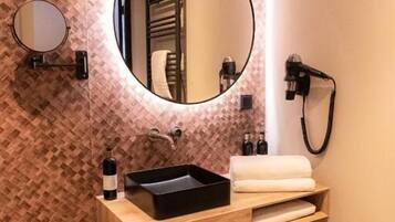 Deluxe tweepersoonskamer | Badkamer | Gratis toiletartikelen, een haardroger, handdoeken, zeep