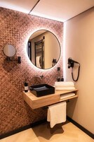 Deluxe-Doppelzimmer | Badezimmer | Kostenlose Toilettenartikel, Haartrockner, Handtücher, Seife