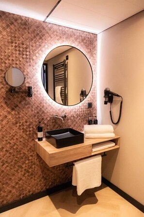 Habitació doble Deluxe | Bany | Articles de tocador gratuïts, assecador de cabells, tovalloles i sabó