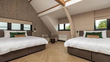 Deluxe vierpersoonskamer | Een kluis op de kamer, een bureau, een laptopwerkplek