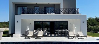 Charming 4-bedroom villa with AC and WiFi in Butkovići