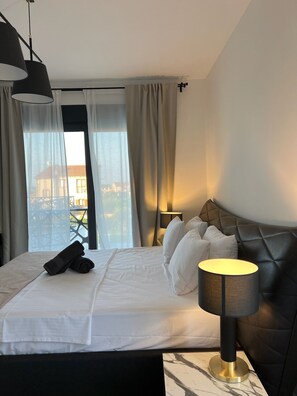 4 chambres, bureau, fer et planche à repasser, lit parapluie