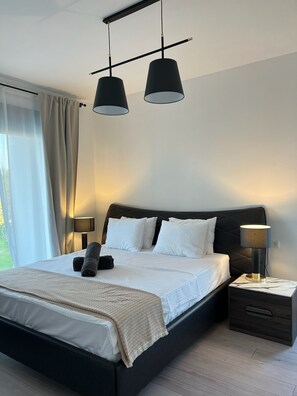 4 bedrooms, desk, iron/ironing board, travel cot