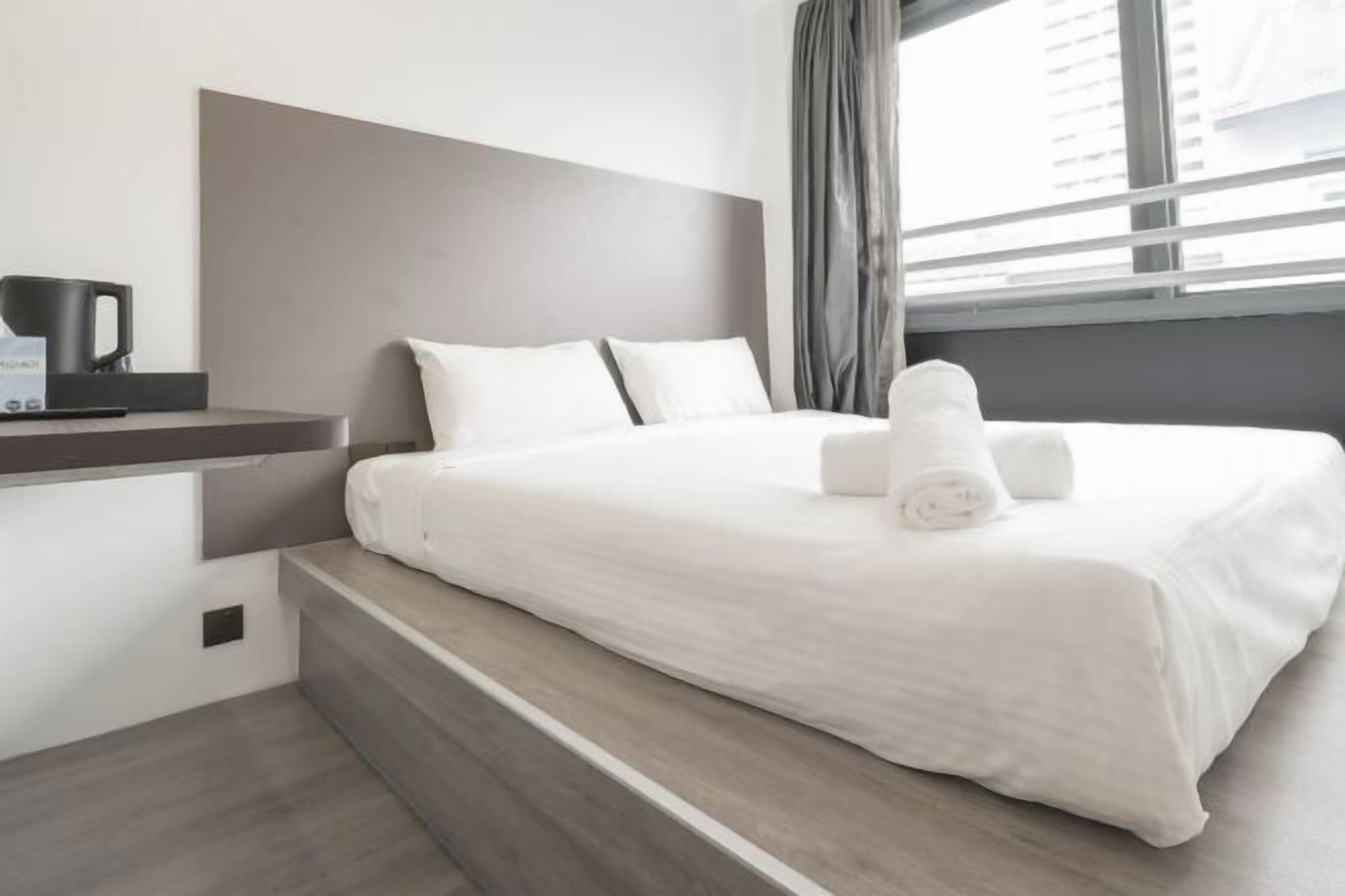 Työpöytä, kannettavalle tietokoneelle sopiva työtila, ilmainen Wi-Fi