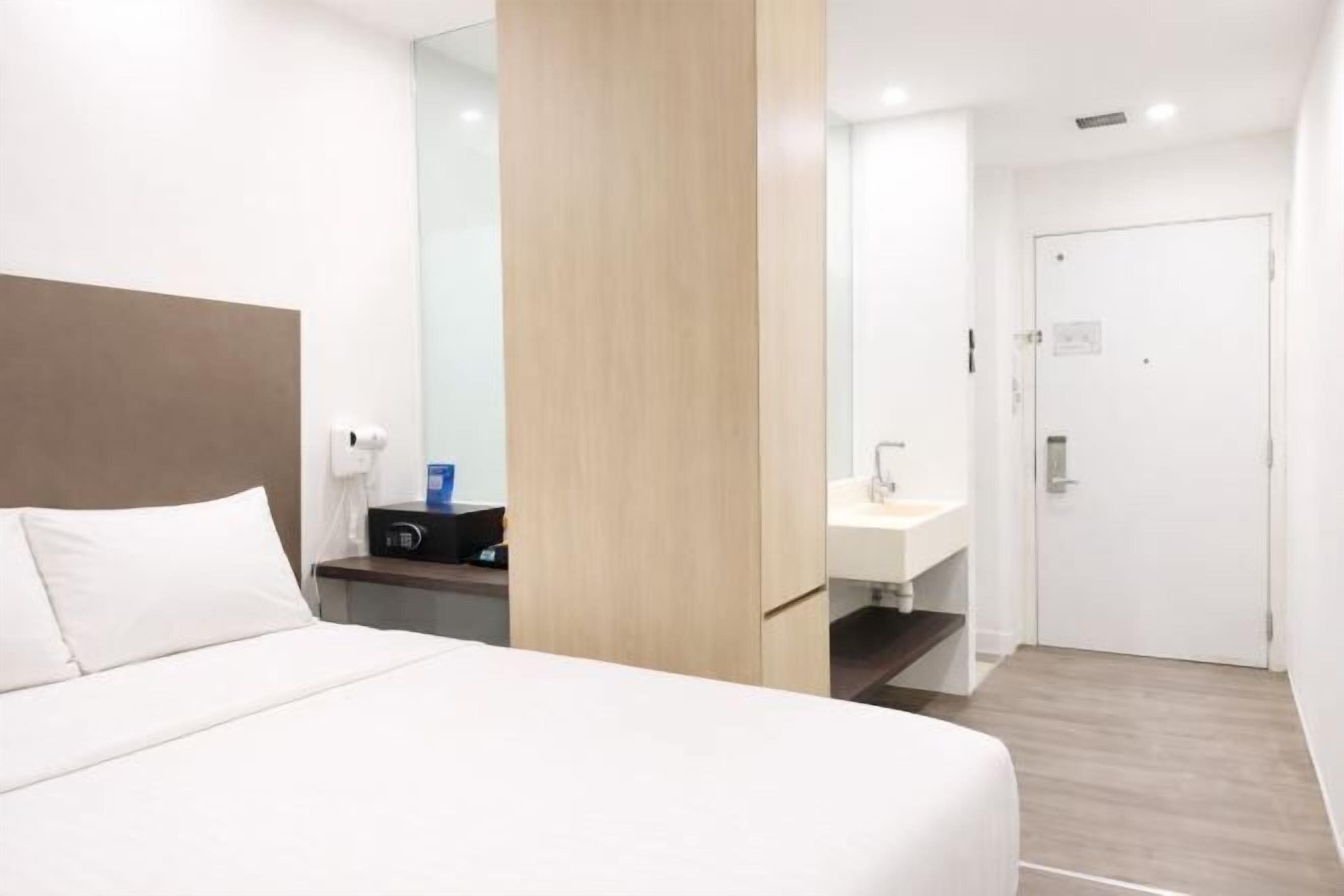 Skrivebord, skrivebord for bærbar PC og wi-fi (inkludert)