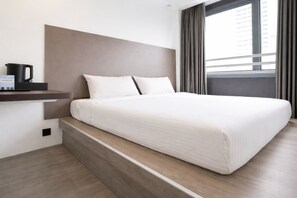 Deluxe Double, Window | Desk, laptop workspace, free WiFi - A Hotel Dickson (Singapore)