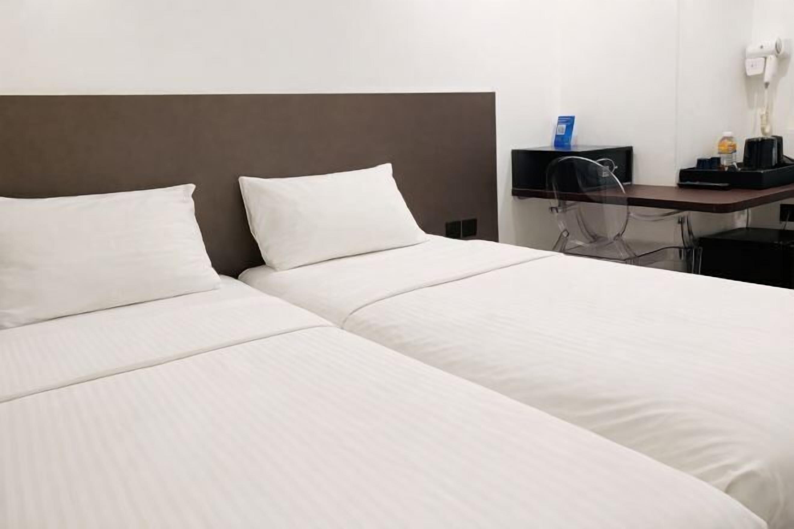 Skrivebord, skrivebord for bærbar PC og wi-fi (inkludert)