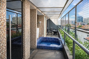 Desk, laptop workspace, free WiFi - A Hotel Dickson (Singapore)