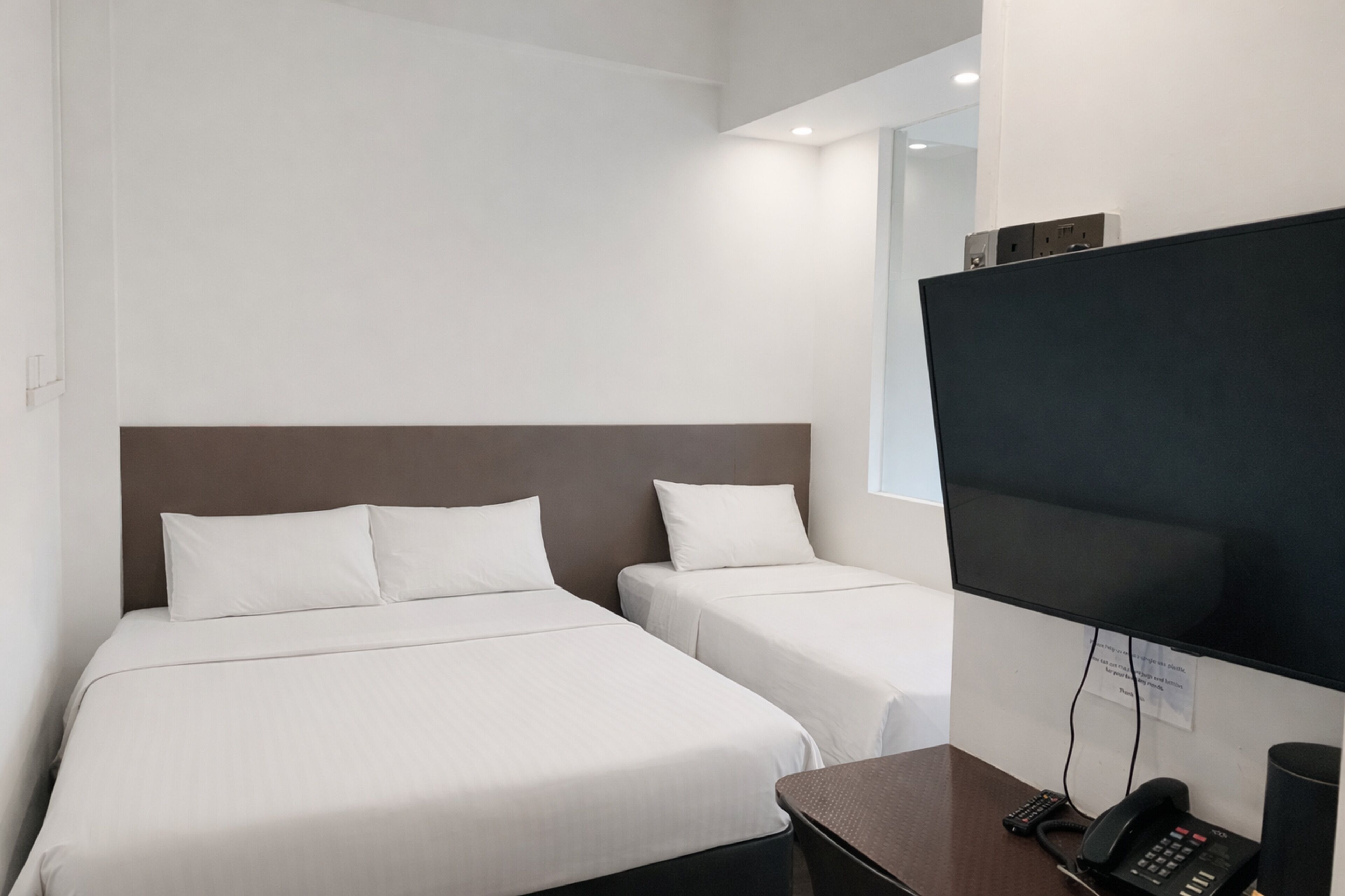 Family Room, Window | Een bureau, een laptopwerkplek, gratis wifi