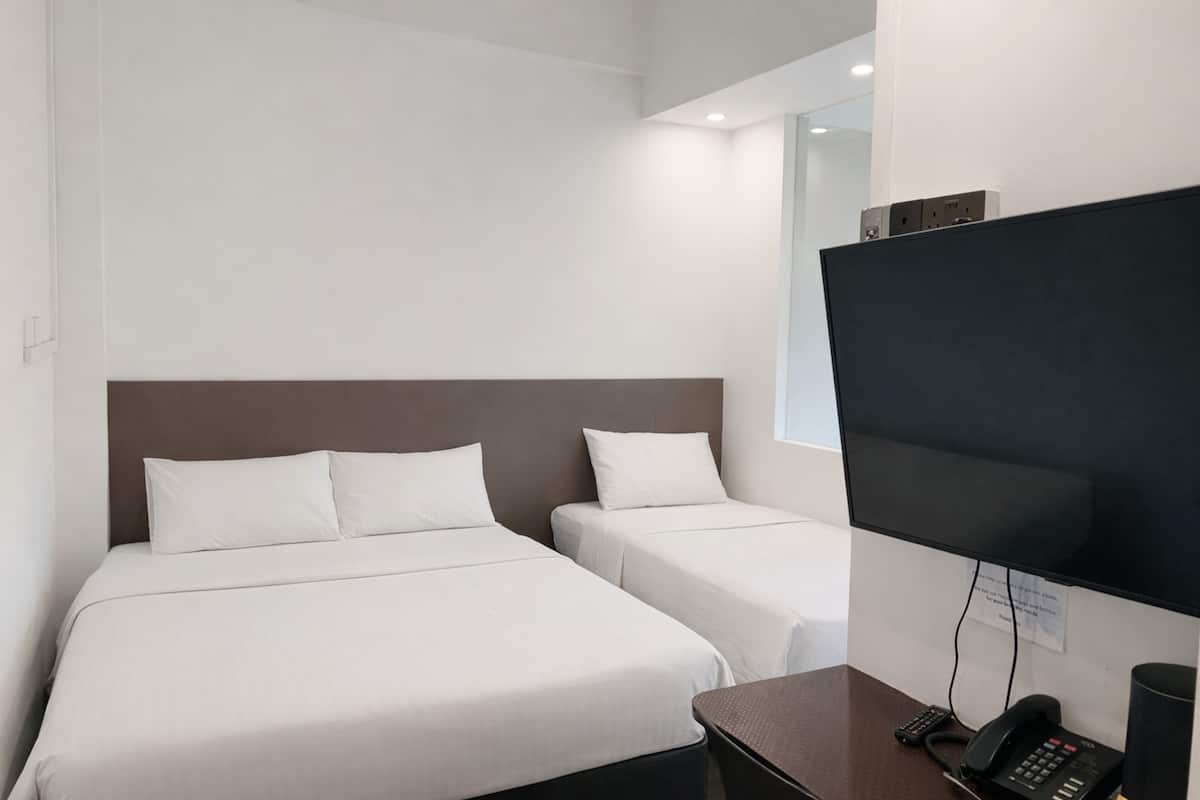 Family Room, Window | Een bureau, een laptopwerkplek, gratis wifi