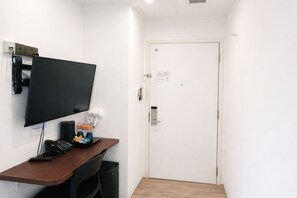 Desk, laptop workspace, free WiFi - A Hotel Dickson (Singapore)