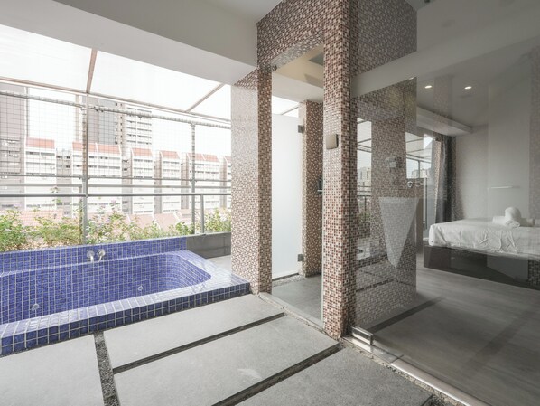 Suite Junior | Kamar mandi | Perlengkapan mandi gratis, pengering rambut, handuk, dan sabun