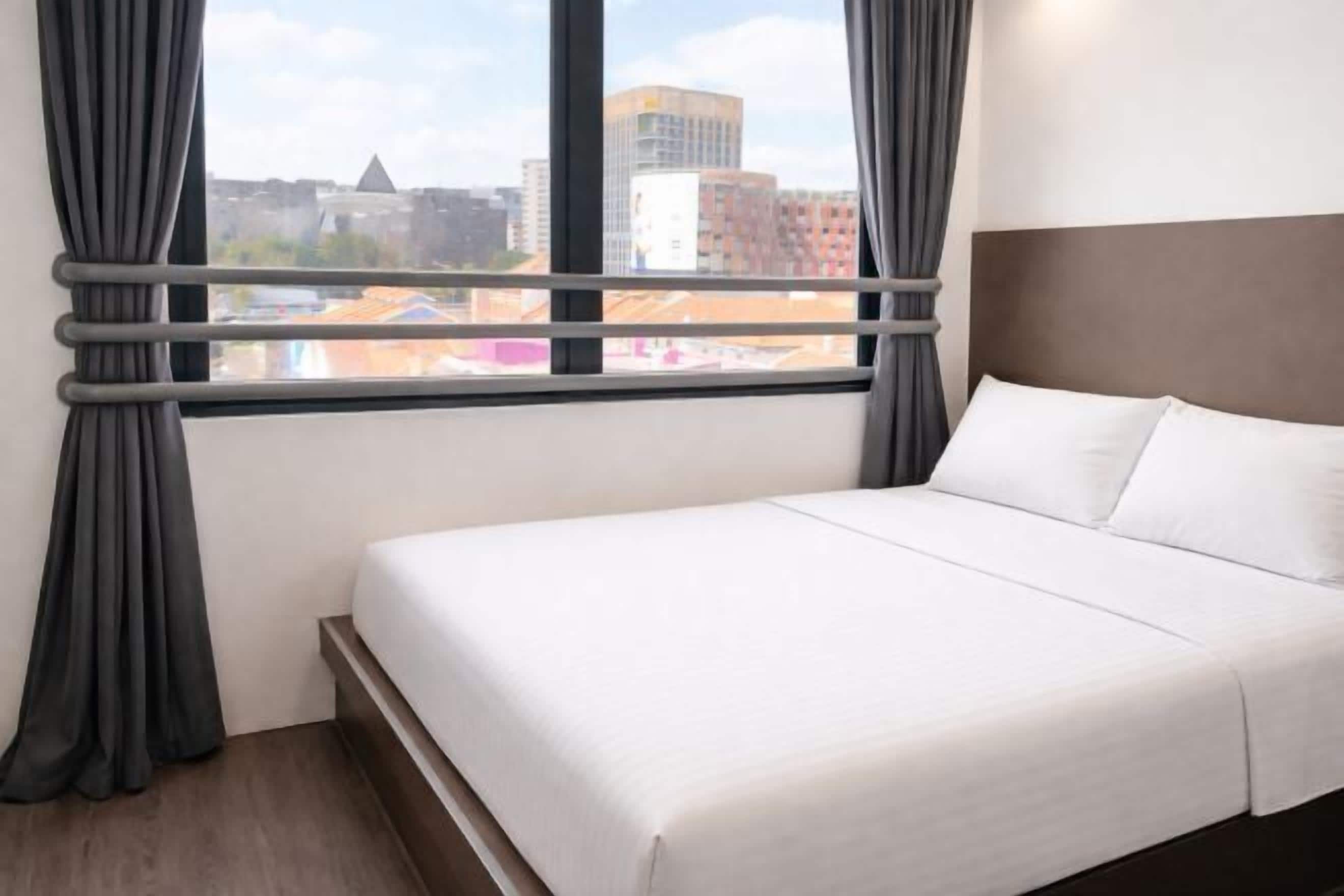 Skrivebord, skrivebord for bærbar PC og wi-fi (inkludert)