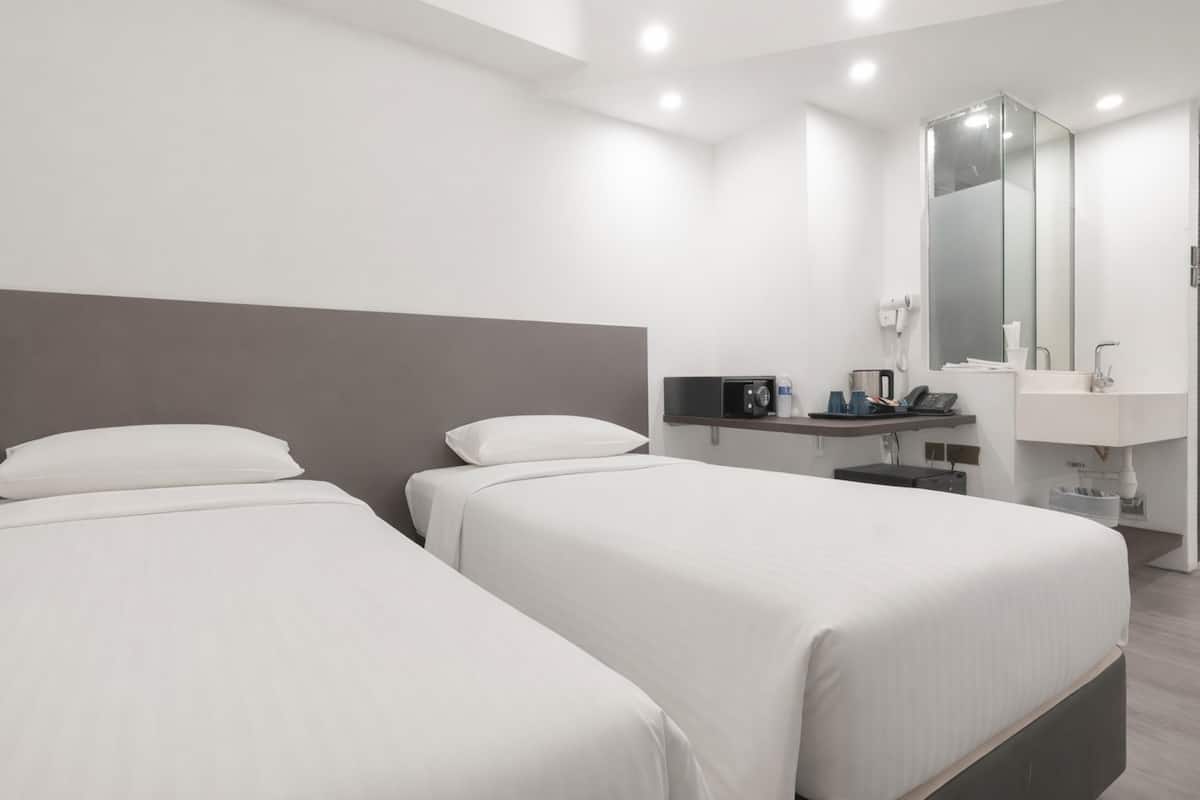 Deluxe Twin, No Window | Een bureau, een laptopwerkplek, gratis wifi