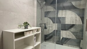 Haartrockner, Handtücher, Seife, Shampoo